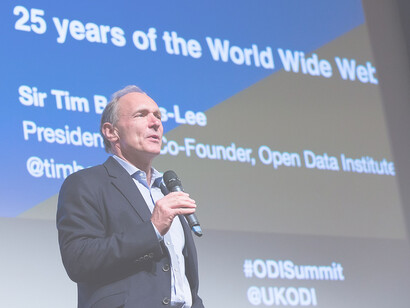 Tim Berners-Lee all'ODI Summit, Londra, UK, (2014). Internet ormai fa parte del nostro immaginario collettivo, ma questa situazione fino a non più di trenta anni fa non esisteva perché la Rete non c’era fisicamente, nessuno ci aveva pensato pur avendo la tecnologia per crearla