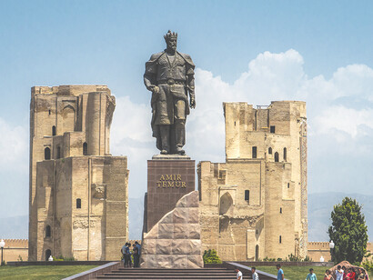 El Palacio de Aksaray con la estatua de Amir Temur en la región de Kashkadarya, Uzbekistán