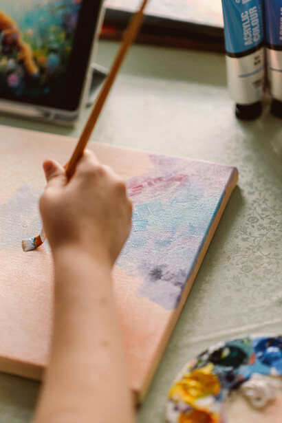 Cuando miré el grupo, me di cuenta de que juntos formábamos un cuerpo acuoso metido dentro de un cuenco de metal, que al moverse lo hacía con densidad