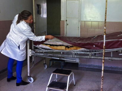 Una enfermera observa una camilla en mal estado en el Hospital Central de Maracay, Venezuela