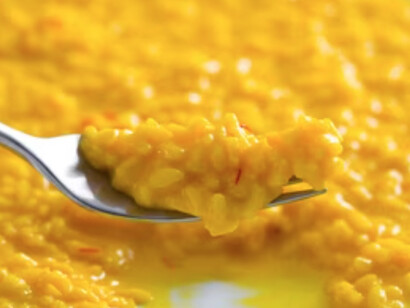 Risotto alla milanese: la prima ricetta nota perviene dal 1574, alla tavola del vetratista belga Valerio di Fiandra, che all'epoca risiedeva a Milano poiché stava lavorando alle vetrate del Duomo