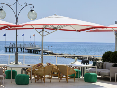 Uno scorcio della terrazza con il bar