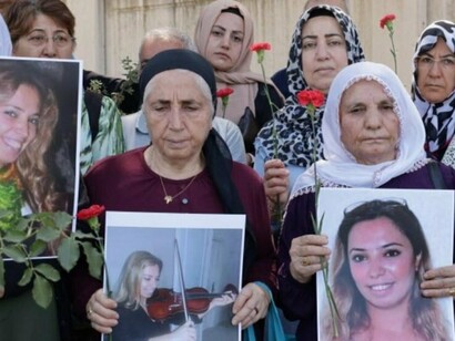 Kurdish women with photos of martyrs