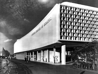 Conheça a história do Pavilhão de Nova York de 1939, criado pelos renomados arquitetos brasileiros Lucio Costa e Oscar Niemeyer. Um marco da arquitetura modernista mundial. Foto do acervo de Carlos Eduardo Comas