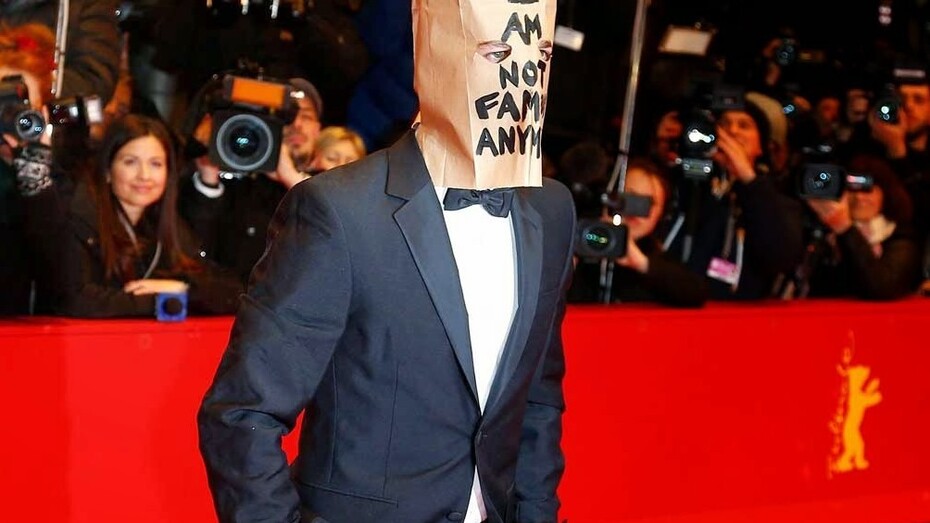 Shia Labeouf se presenta en la Berlinale con una bolsa en su cabeza en la que se lee "Ya no soy famoso"