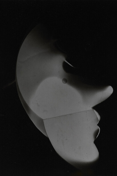 László Moholy-Nagy: Untitled (Self-portrait), 1926. Photogram, brom gelatin silver print. Museum Folkwang.