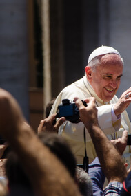 Papa Francisco, líder da Igreja Católica, destaca em meio à multidão a importância da ética e da humanidade frente ao avanço da inteligência artificial. Saiba mais sobre suas reflexões neste artigo sobre tecnologia e valores humanos