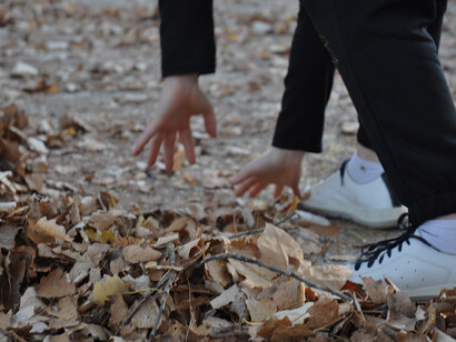 Bambine e studenti escono dall’opera e nell’albero della vita rimangono le persone del pubblico impegnate a riempire i vuoti dell’assenza e a ridare corpo simbolicamente alle parti mancanti