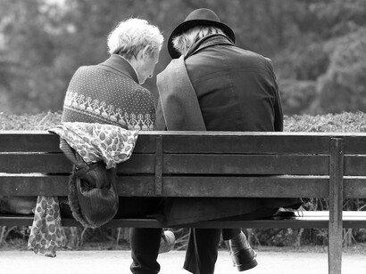 Pareja de ancianos en un banco