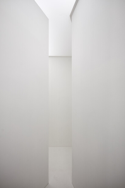 Lucio Fontana, Ambiente spaziale in Documenta 4, a Kassel, 1968/2017, veduta dell’installazione in Pirelli HangarBicocca, Milano, 2017. Courtesy Pirelli HangarBicocca, Milano. © Fondazione Lucio Fontana. Foto: Agostino Osio