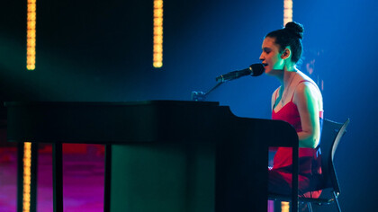 Aldana Argüelles, joven uruguaya de 25 años, combina su pasión por la música con su formación como trabajadora social, mostrando una fuerza y sensibilidad admirables