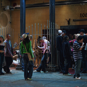 Jeff Wall
Ivan Sayers, costume historian, lectures at the University Women's Club, Vancouver, 7 Dec. 2009. Virginia Newton-Moss wears a British ensemble c. 1910, from Sayers' collection, 2009
Photographie couleur
224,3 x 182,5 cm
Collection de l’artiste
 © Jeff Wall

