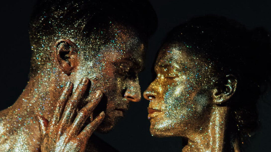 Due persone vicine in procinto di baciarsi