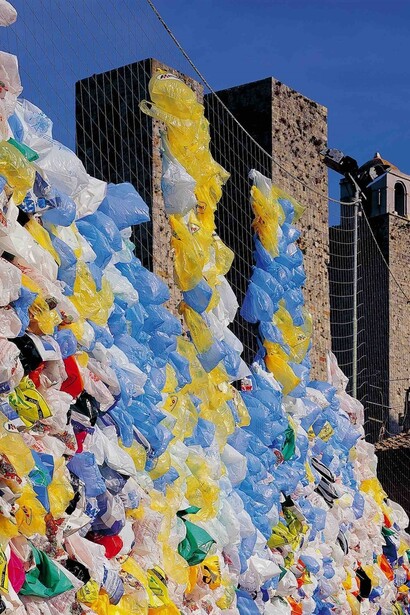 Galleria Continua, San Giminiano. Plastic Bags, Pascale Marthine Tayou. Installazione per Arte all’Arte 2001, Voices over plastic