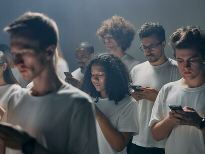 Pessoas grudadas ao celular