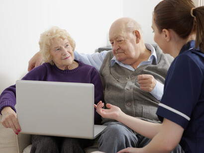 Ancianos aprendiendo a utilizar un ordenador
