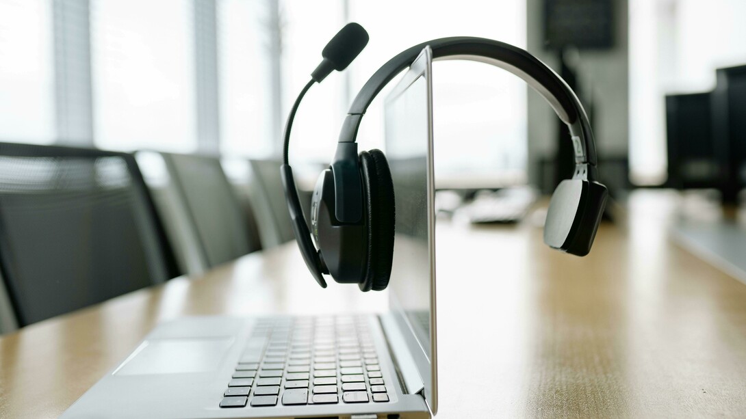 Trabalhar num call center, de suporte técnico, não é para os fracos de coração, nem de cabeça. Ao longo de alguns anos, aprende-se muito mais do que apenas como resolver problemas técnicos; aprende-se sobre paciência, empatia, e o impacto da comunicação em momentos de frustração. Se se pudesse definir tudo o que cada assistente vive durante o tempo em que lá trabalha, seria uma mistura de momentos desafiadores e recompensadores. Mas, quase sempre pode ser uma difícil jornada, para uns em pouco tempo e para outros um pouco mais