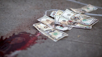 Helena sabía que la pobreza lo acabaría revolviendo todo: pondría las inmundicias a la vista de la ciudad