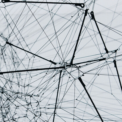 Internet ha transformado la manera en que nos comunicamos, pero también ha multiplicado las demandas sobre nuestro tiempo y nuestra atención