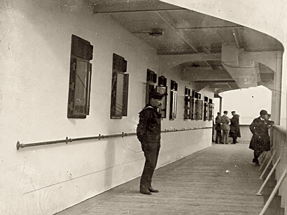 Die vordere A-Deck der Titanic. Der junge Junge auf der rechten Seite des Rahmens ist Jack Odell. Das Bild wurde von der Familie Odell aufgenommen, die das Schiff in Cobh verließ. Datum: 10. April 1912