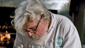 Un intento Fabio Picchi in cucina. Il lascito dello chef è una visione speciale di ogni cosa