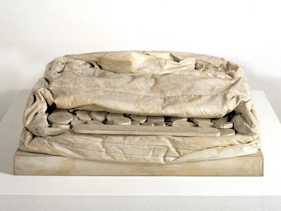 Claes Oldenburg, born 1929, Soft Typewriter, “Ghost“ – Version 1963, Liquitex on canvas over kapok filling and Wooden construction, cord, wood, acrylic glass plate, wooden base, 230 x 700 x 720 mm, MMK Museum für Moderne Kunst Frankfurt am Main, Photo: Axel Schneider © Claes Oldenburg
