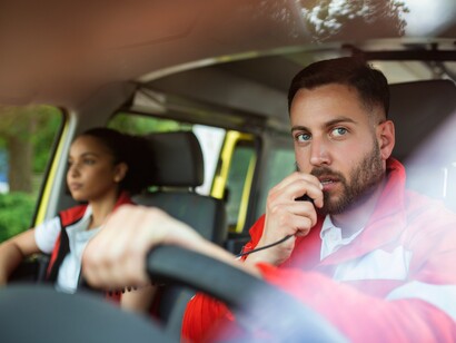 All’interno dell’ambulanza, ogni secondo è vitale: la prontezza e la precisione sono parte integrante della sua missione