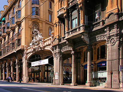 Portici e bow-windows nella parte alta di Via XX Settembre