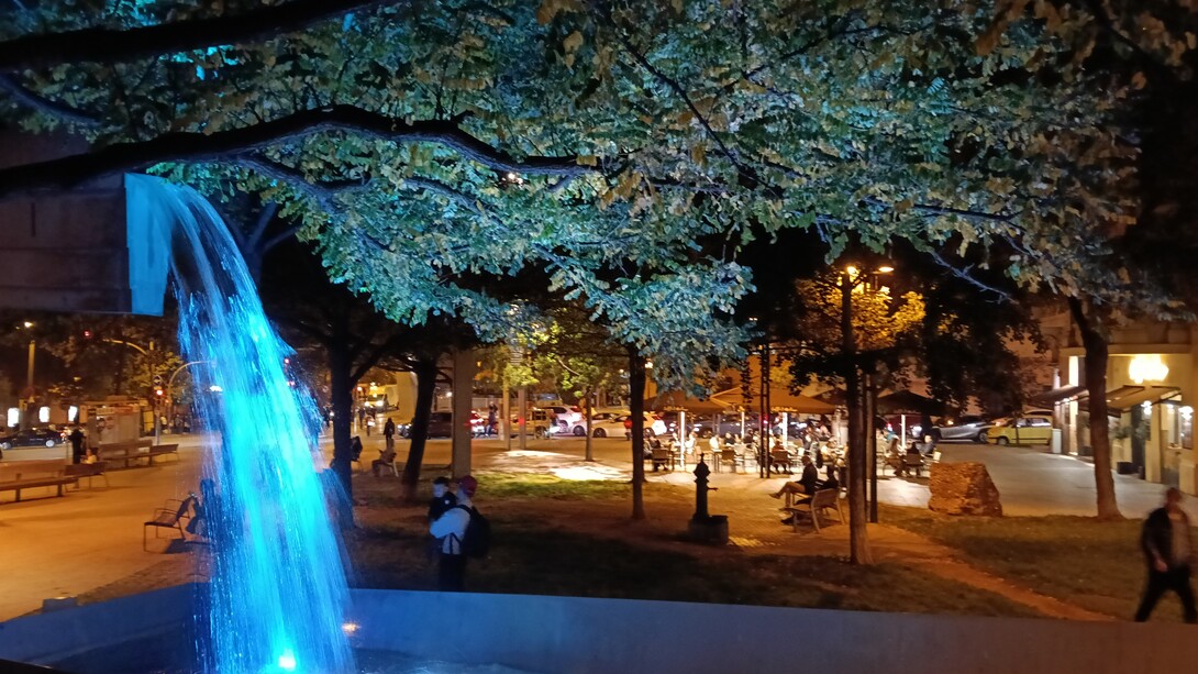 Fotografía de Oscar Farrerons Vidal. La poética caída de agua del Canal de Suez elevado, el anfiteatro bañado por la luz del ocaso, las tres palmeras centenarias... Plaza Lesseps de Barcelona, España