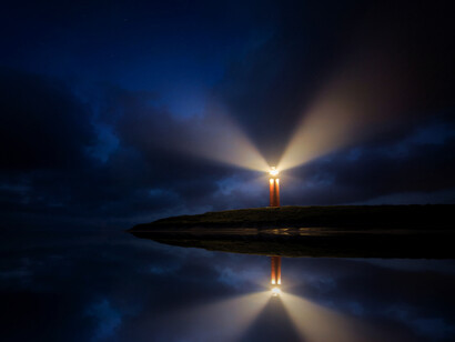 Faro solitario en la oscuridad en Texel, Países Bajos