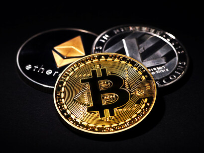 Pocos años después el precio de los Bitcoins empieza a subir y reclamas al ayuntamiento que te deje entrar al vertedero donde lo tiraron