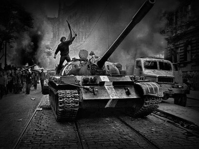 Los tanques de Varsovia invaden Praga en agosto de 1968