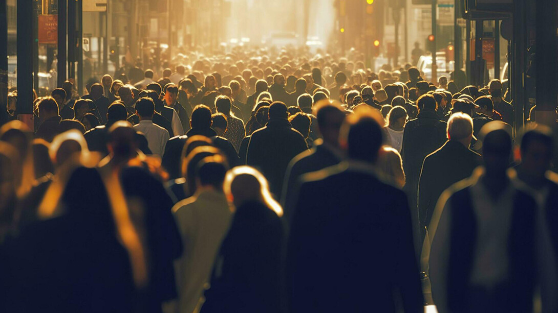 Folla di persone che cammina per strada 