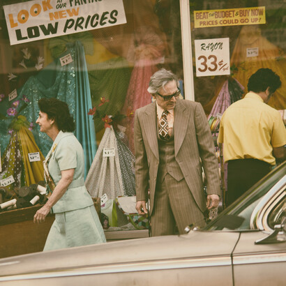 A moda vintage frequentemente apoia pequenas empresas locais, lojas de segunda mão e mercados de pulgas
