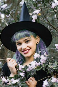 Seu riso ecoava entre as torres da escola e as casas da vila, infiltrando-se nos pensamentos e sacudindo certezas. E não era à toa: Lavanda era a melhor professora de magia, a mais querida e, sobretudo, a mais perigosa para aqueles que preferiam permanecer adormecidos dentro de suas próprias ilusões