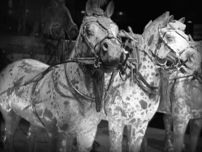 O Exército de Terracota não representa uma força de defesa real, mas uma encenação perpétua da soberania, em que cada soldado reafirma a ordem, a hierarquia e a disciplina que caracterizaram o Estado Qin. A individualização das figuras, paradoxalmente, não exalta o indivíduo, mas reforça a totalidade do sistema: cada parte existe em função do todo