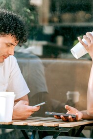 Casal usando o celular em encontro