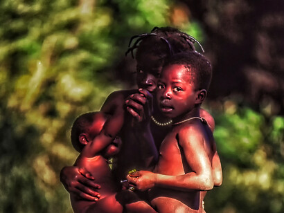 Benin, Donna con bambini in un villaggio di etnia Taneka, foto di Sergio Pessolano