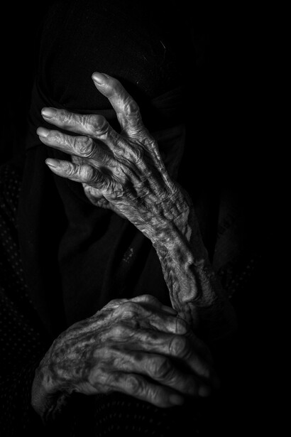 Sus manos parecían dadas vueltas, así como una camiseta cuando está del revés: las venas para afuera, la piel era una hoja de calcar