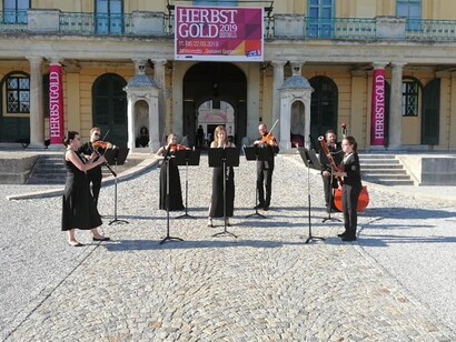 Pannon Youth Orchestra Einklang, Orchestermitglieder musizieren vor dem Schloss Esterhazy in Eisenstadt, Foto Kolos Németh