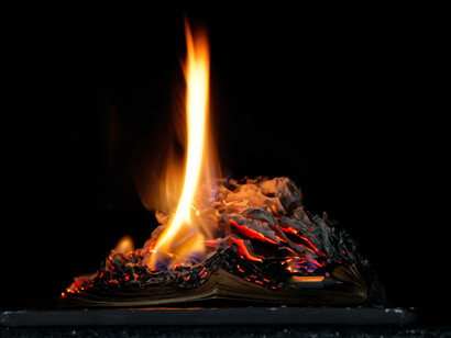 El fuego, a fin de cuentas, lo purifica todo y, si por un lado elimina todo rastro de escritura, por otro, las letras quemadas quedan impresas en el alma del individuo