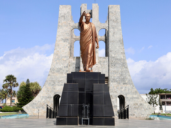 Statue de Kwame Nkrumah à Accra. Considéré comme l'un des principaux architectes du panafricanisme moderne, le premier président du Ghana demeure une référence dans les réflexions sur l'indépendance politique, l'unité nationale et l'autodétermination africaine