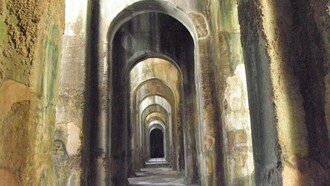  La Piscina Mirabilis è un'antica cisterna romana, la più grande d'Europa, situata a Bacoli, vicino Napoli, utilizzata per l'approvvigionamento idrico della flotta romana di Miseno. Bacoli (NA), Italia