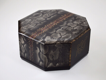 Ohara Yoshitomo, Hexagonal Box - Shokō (Aurora), 2014. Courtesy of Onishi Gallery