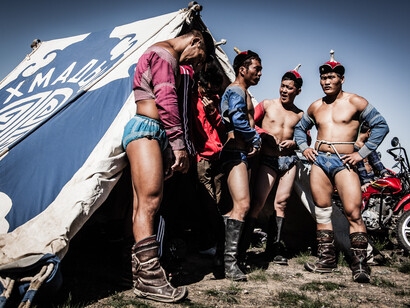 I lottatori davanti al loro spogliatoio