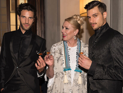 Cristina Vittoria Egger con due modelli di Carlo Pignatelli. Edoardo Tranchese fotografi