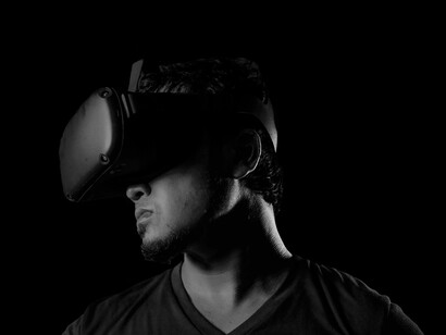 La realidad virtual permite sumergirse en entornos generados digitalmente, brindando experiencias inmersivas a través de dispositivos específicos
