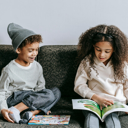 Crianças lendo. Tão só e apenas o texto, a fixação em caracteres tão díspares e diversos como a individualidade humana a sempre procura de espaços em branco, de folhas de papiro ou papel desafiadoras de imortalidades