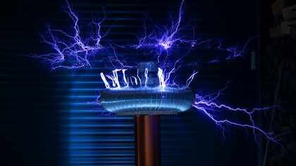 A invenção da eletricidade revolucionou a vida humana e permitiu o surgimento de tecnologias que transformaram nossa sociedade, desde a revolução industrial até a era digital, moldando o mundo moderno como conhecemos