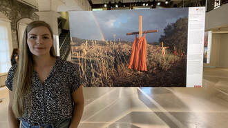 En 2022, la photo d'Amber Bracken, intitulée Kamloops Residential School, a été élue photo de presse mondiale. Le World Press Photo Contest 2022 est divisé en six régions : Afrique, Asie, Europe, Amérique du Nord et centrale, Amérique du Sud, et Asie du Sud-Est et Océanie 